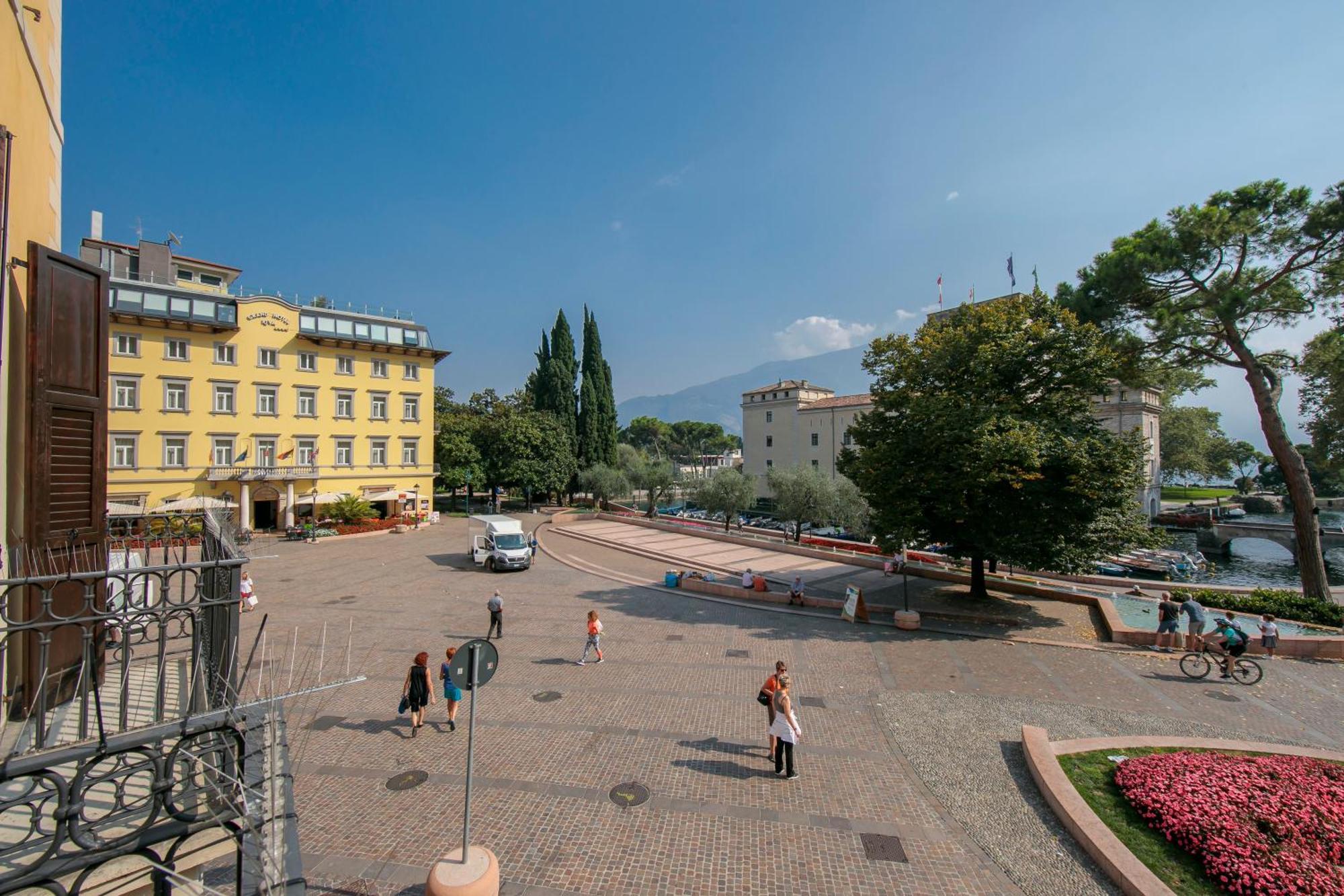 Residenza Rocca Del Lago - Happy Rentals リーヴァ・デル・ガルダ エクステリア 写真