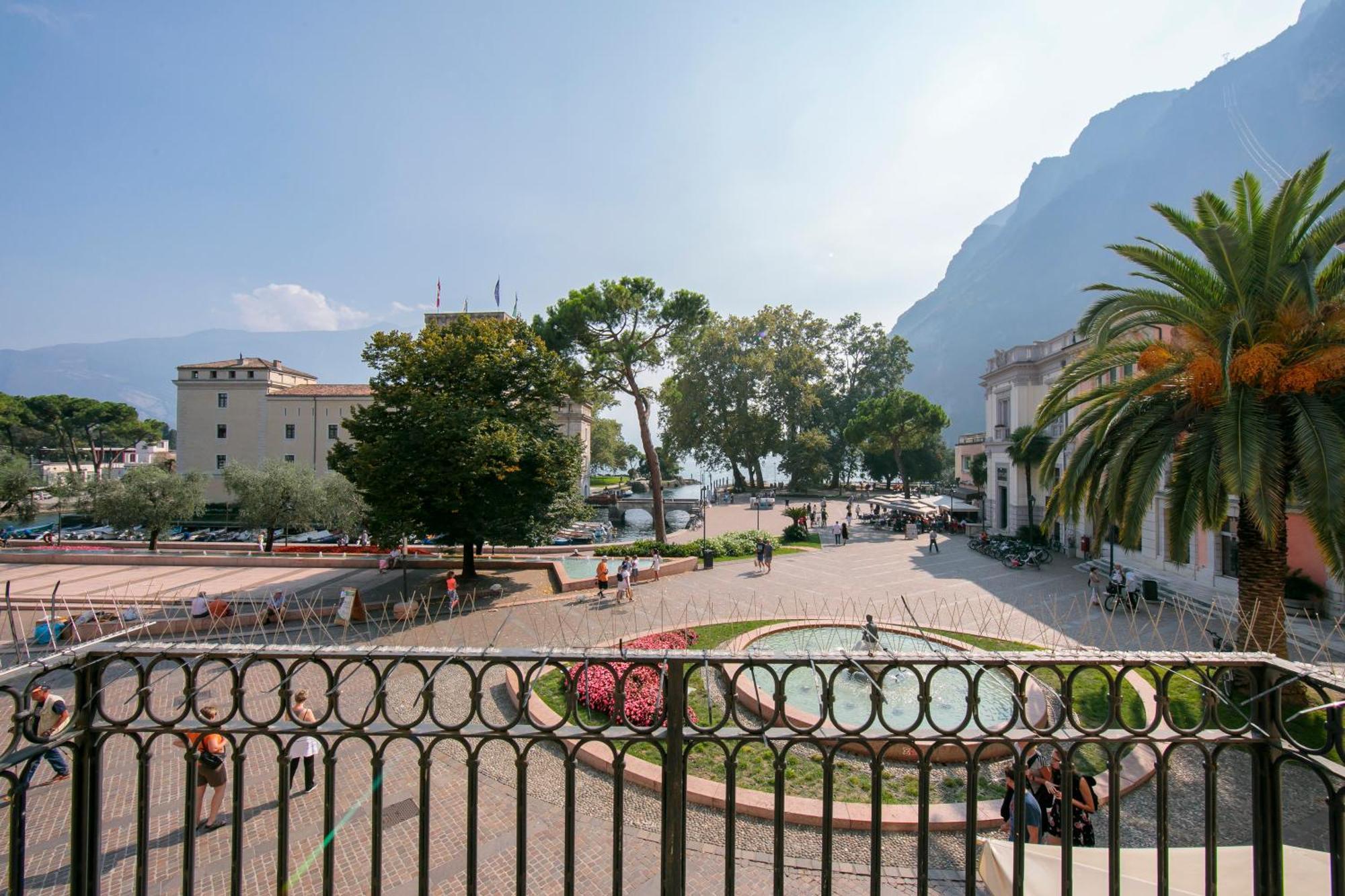 Residenza Rocca Del Lago - Happy Rentals リーヴァ・デル・ガルダ エクステリア 写真